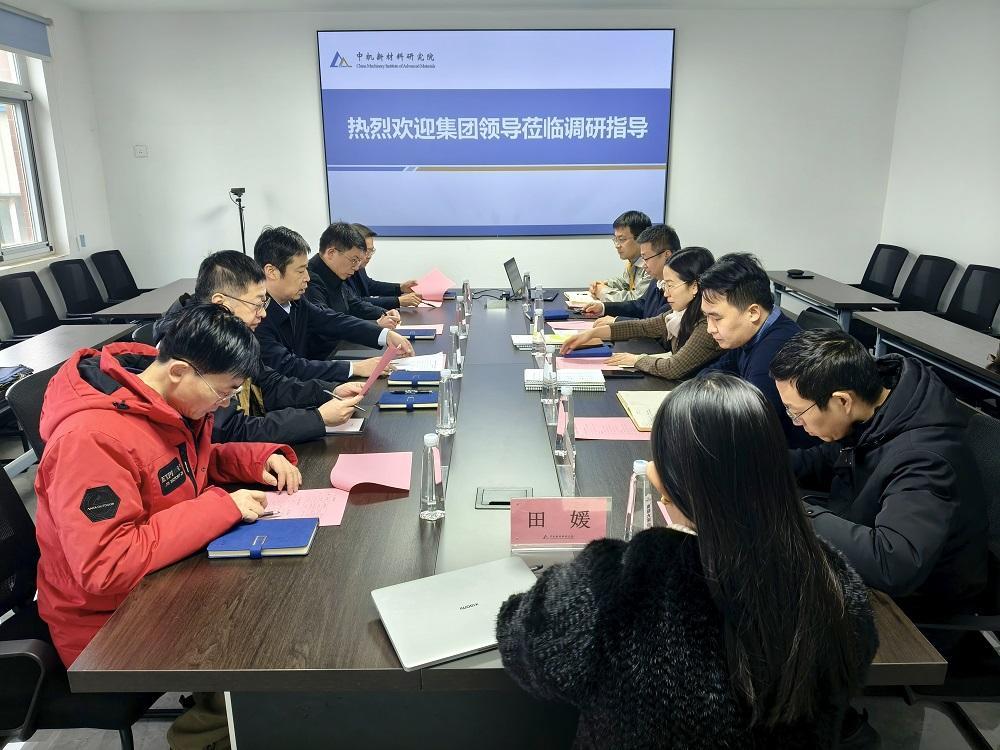 Một nhóm gồm Ủy viên Ban Cấp ủy Tập đoàn, Phó Tổng giám đốc Mạnh Tường Vũ khảo sát Trung tâm Mới Cơ giới